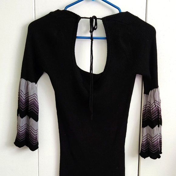 Black ribbed knit dress with tie in the back and bell sleeves. Scoop neck. - Picture 4 of 6